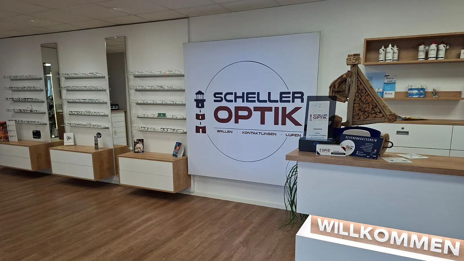 Verkaufsraum von Scheller Optik mit Brillenregalen und Empfangstresen