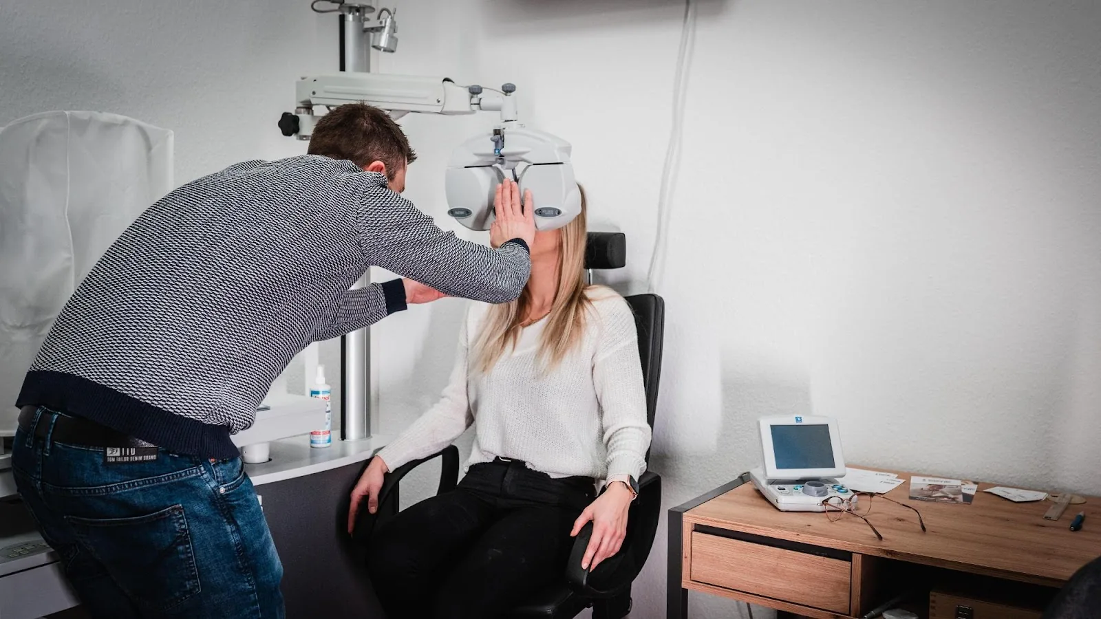 Beratungsplatz im Innenraum von Scheller Optik