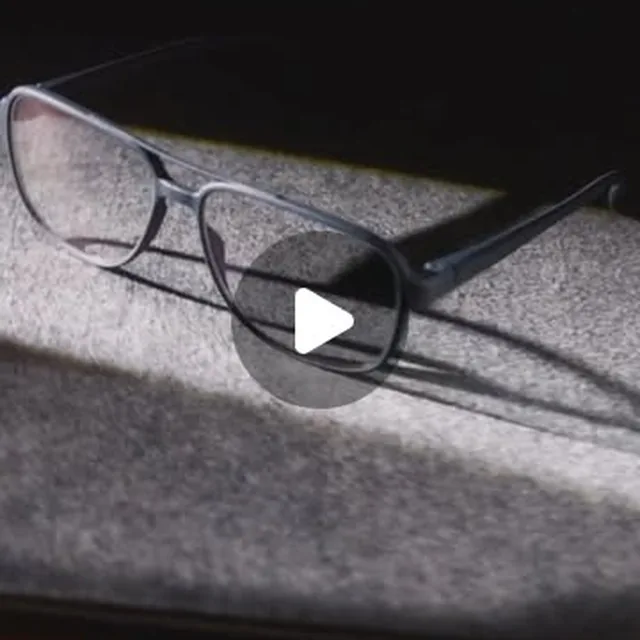 Brillenfassung auf einer Ablage – Beitrag von Scheller Optik