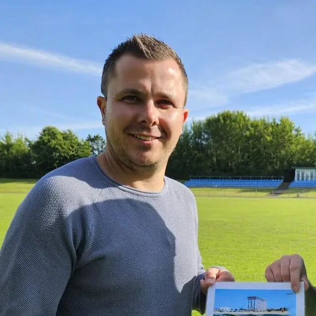 Philipp Scheller auf einem Sportplatz – Beitrag von Scheller Optik