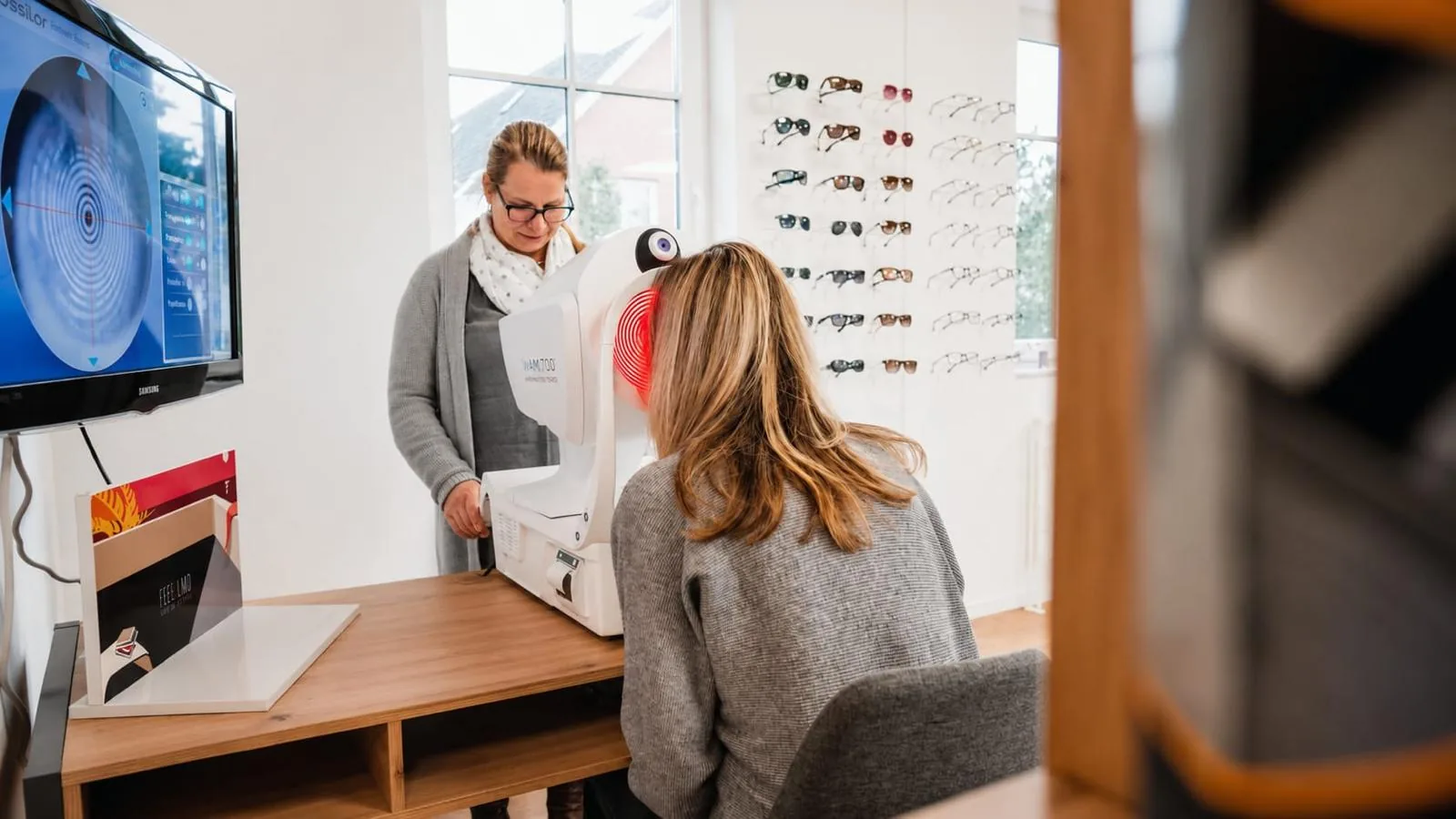 Augenoptikerin bei einer Messung mit dem Autorefraktometer